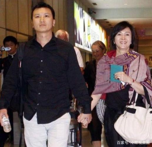 前阵子林月云还被拍到和女婿黄伯俊共同出行,两人十指紧扣,林月云喜不
