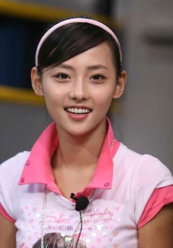 张嘉倪童年旧照曝光,生活在集体宿舍里的她显得娇小可人!