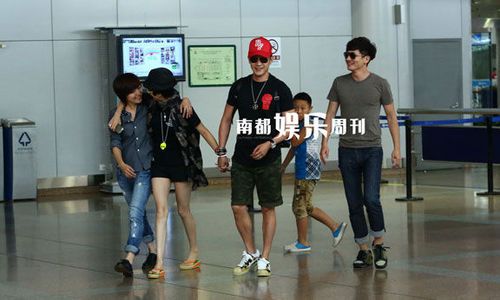 日前,陆毅鲍蕾夫妇从上海回京,记者在首都机场意外发现郭京飞鲍莉接机