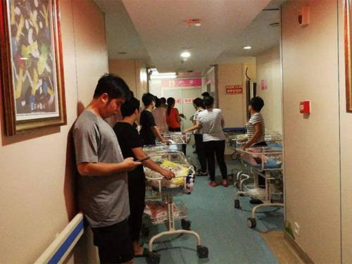 原创宝妈产房内生二胎,门外等候的却只有女儿一人,护士询问后哽咽