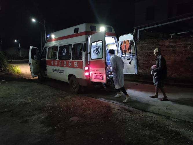 晚上遇到急症患者,护送上救护车(病人最终化险为夷).