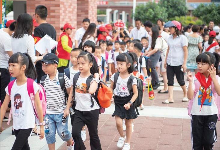 "平潭澳前小学校长周斌说,此外,学校还开展了"新生家长常规培训会"和"