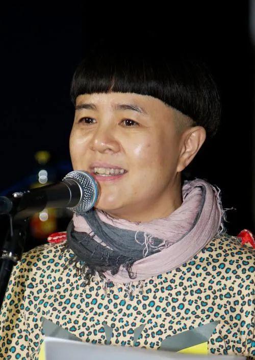 金龟子刘纯燕保持童真出道以来发型不变只可惜年龄压不住