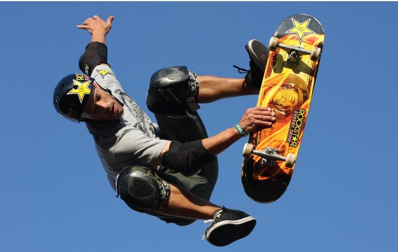 滑板运动是板类运动项目之一,是运动员脚踩滑动的器材,在不同地形