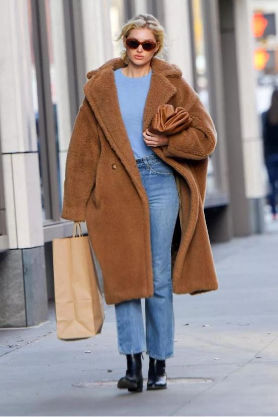 欧美街拍终于正经一次了!这款红棕色大衣太显气场了,好看还保暖