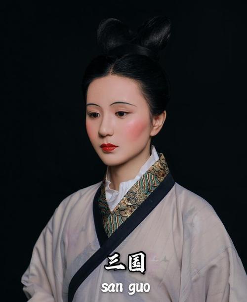 我们可以看到,三国时期女子使用的腮红颜色都是比较深且广的,那么