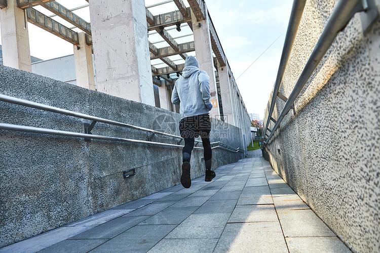 男青年户外跑步背影