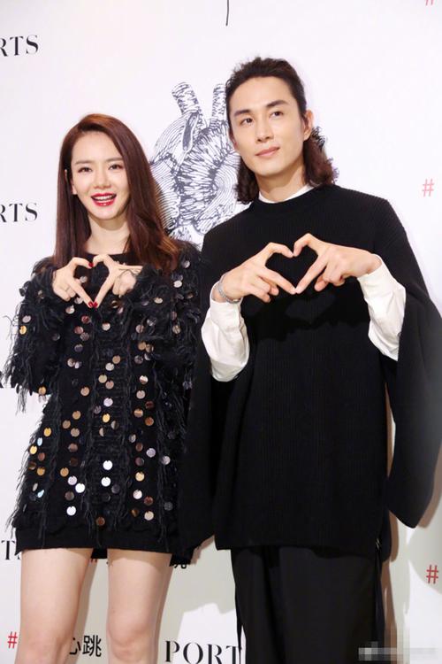 戚薇李承铉合体秀恩爱,一起比心为爱"撒狗粮"