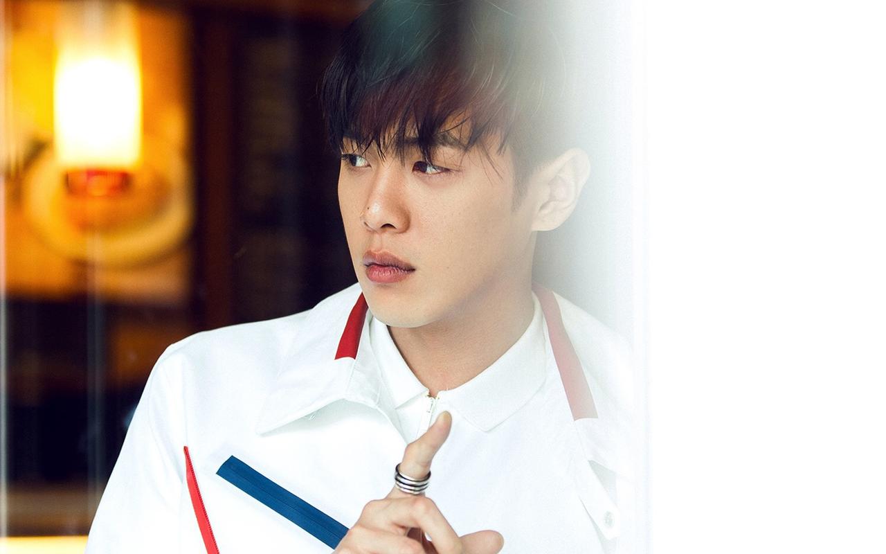 张若昀时尚街拍壁纸_帅气养眼的白衣少年