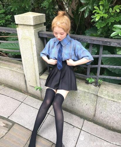 这叫什么事?出门一只鞋掉下水道,妹子上课要迟到了