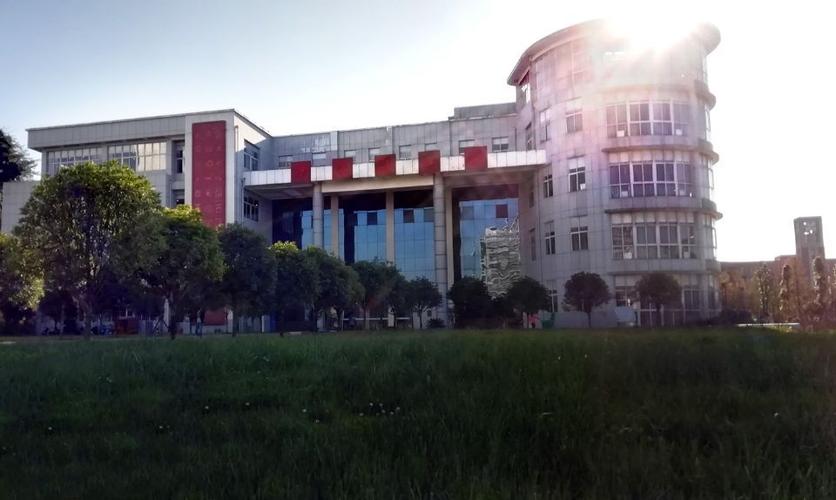 图书馆的书香温暖一个又一个的心