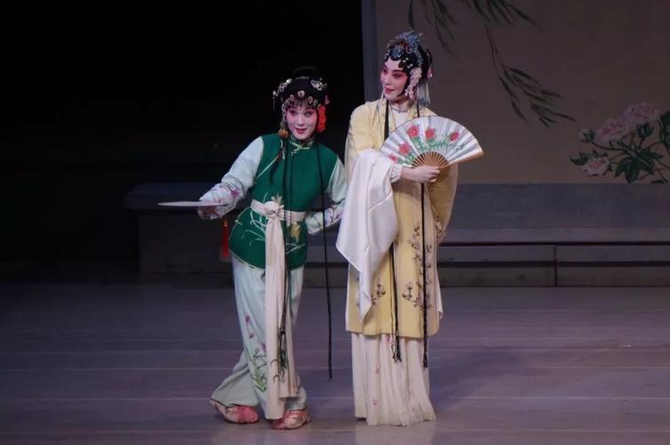 女主演杜丽娘扮相清丽脱俗