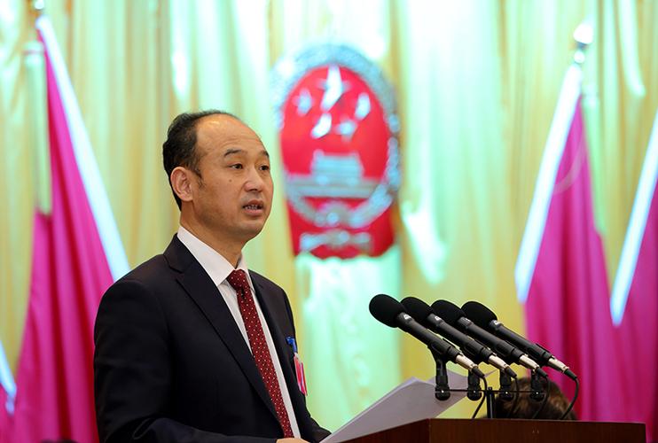 区十七届人大三次会议开幕景雪峰作政府工作报告