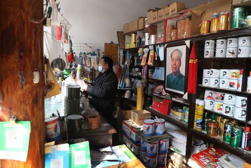 河南古镇"藏"百年杂货铺,走进好似穿越,很多商品年轻