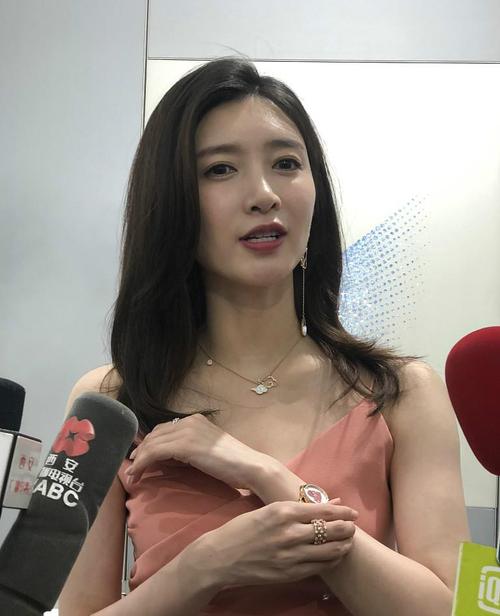 江疏影裸粉色长裙温柔无敌生图也能hold住超美