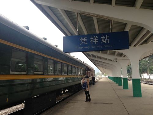 5的绿皮火车,从南宁到凭祥,然后是凭祥花了每个人8块钱到友谊关,火车