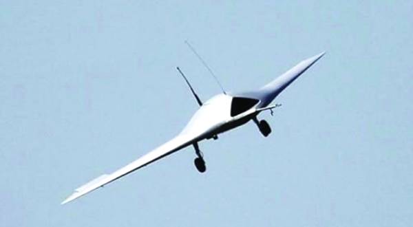 然后由于梯形翼能在保持隐身能力的情况下最大的发挥出飞机的机动能力