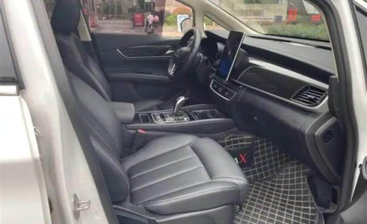 比亚迪宋max2018款15t自动智联豪华型6座