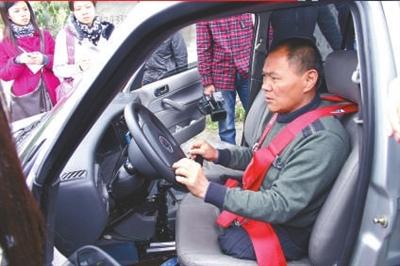 首批残疾人专用c5车型驾驶证昨日发出