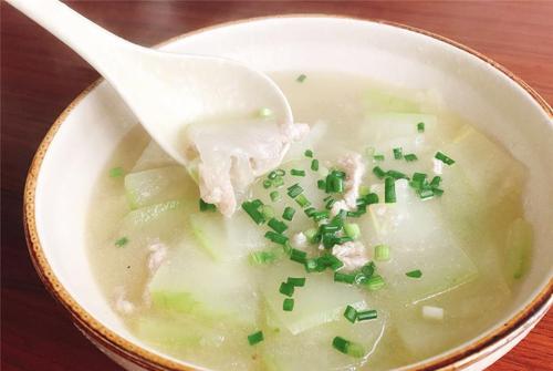【冬瓜肉丝汤】 所需食材: 冬瓜一圈,瘦肉150g,生姜些许,葱花些许