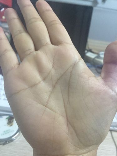 生命线错位且有分叉,是不是不好,有会看的人吗,右手,我22岁,女