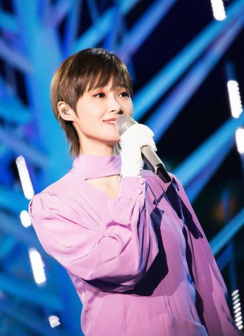 你可能不敢想当李宇春穿上香芋裙后女人味简直无处安放