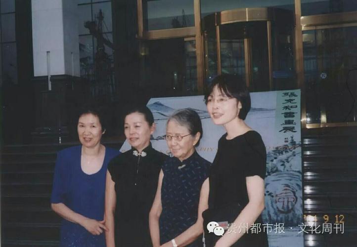 2004年秋天,张以(左二)和四姑张充和(右二)以及沈红(沈从文孙女,右一)