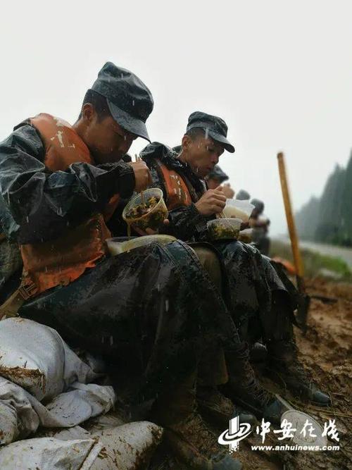 感动!抗洪子弟兵满身泥泞在雨中吃午饭