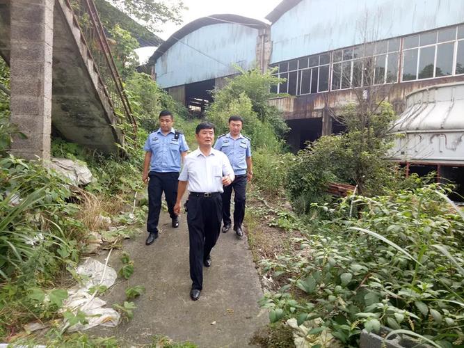 吉首市人民法院党组书记,院长周勇带领队执行