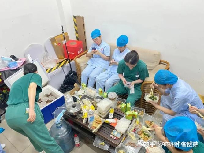 抗疫先锋队成员在经历高强度的核酸采集工作后,休息吃饭期间也充满