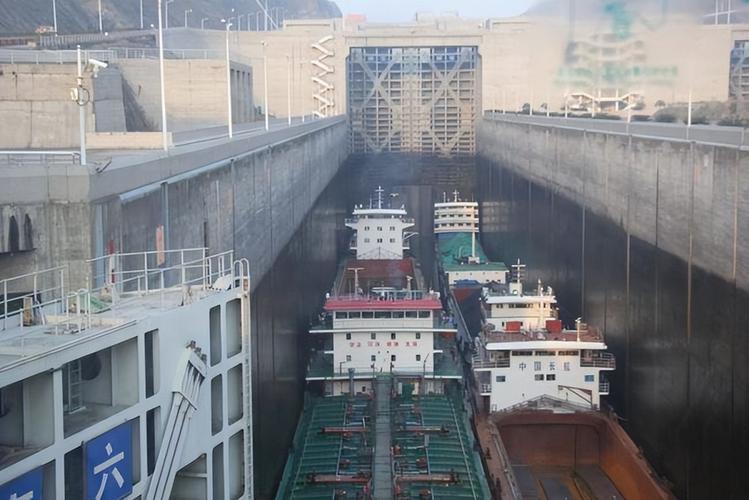 三峡大坝的闸40层楼高货船咋通过的看完不得不佩服中国智慧