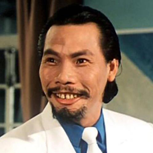 年出生于上海,原名姜佩清,小时候跟随着父母和哥哥一起来到香港定居