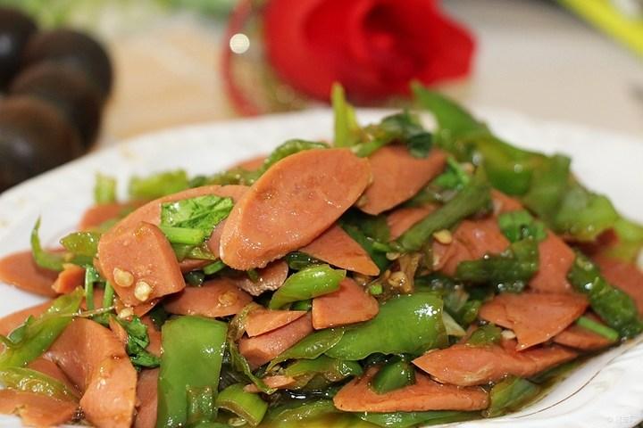  p>尖椒火腿肠的主料是青椒4个,火腿肠2根,属于家常菜系列,荤菜. /p>