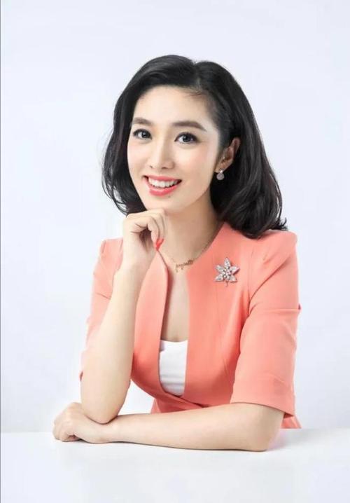 东方卫视美女主持人何卿