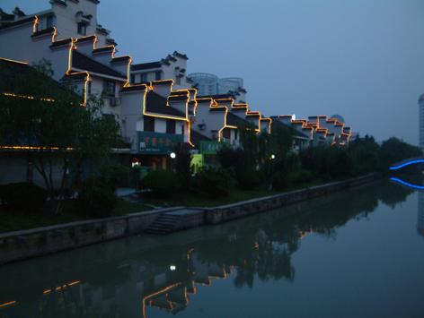 宽宽的龙溪河平静地把湖州城划成南北两块,河南是旧城区为主