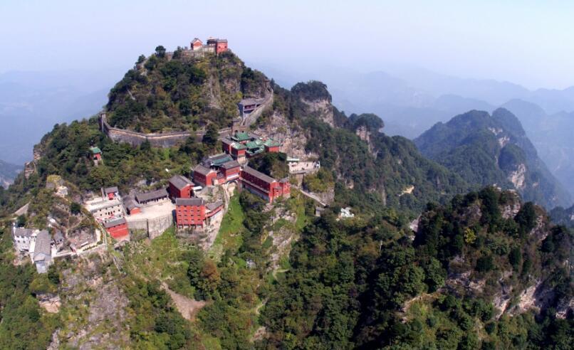 武当山以"四大名山皆拱揖,五方仙岳共朝宗"的"五岳之冠"地位闻名于世.