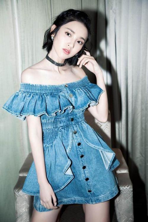 唐艺昕和赵丽颖撞衫一字肩,身高都是165视觉效果差这么大