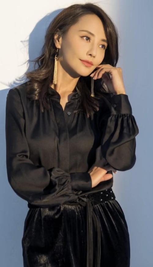 马雅舒近照真是嫩不少,穿衣风格很御姐,就是长得有点像秦岚