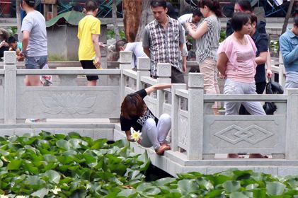 摘花,捞鱼,随地大小便 图说丑行"糟蹋"五泉山
