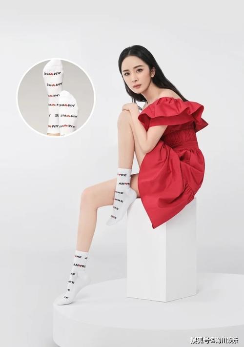 原创杨幂解约阿迪达斯居然开始代言棉袜难得清纯变小可爱整身搭配却