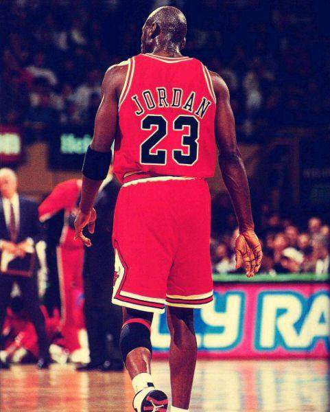 乔丹黑白背影头像图片