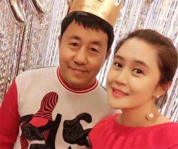 乡爱演员率妻子儿子一同出游,坐豪车背名包,土豪气质惹人羡慕