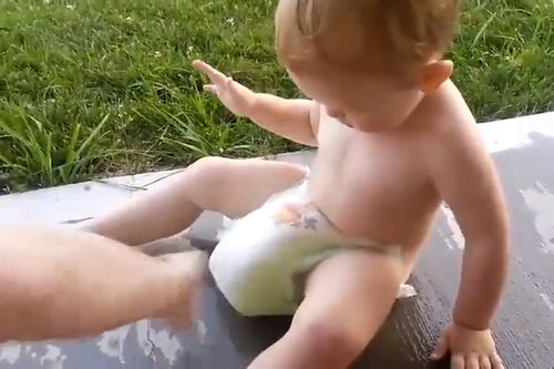 小男孩喜欢玩自己的尿布,爸爸不去指责,还陪他一起玩