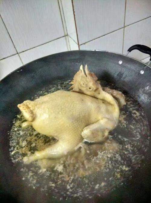 朋友送的漂亮的阉鸡(好几百元)