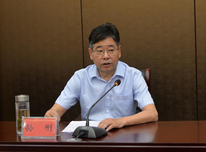 图为省农业农村厅副厅长杨增权讲话.图为会议现场.