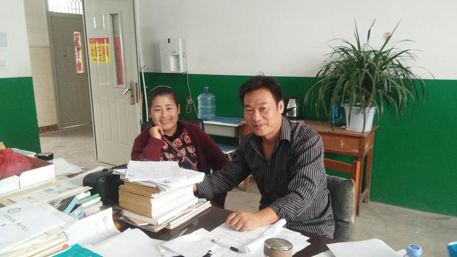 孟凡永老师与家长讨论学生管理