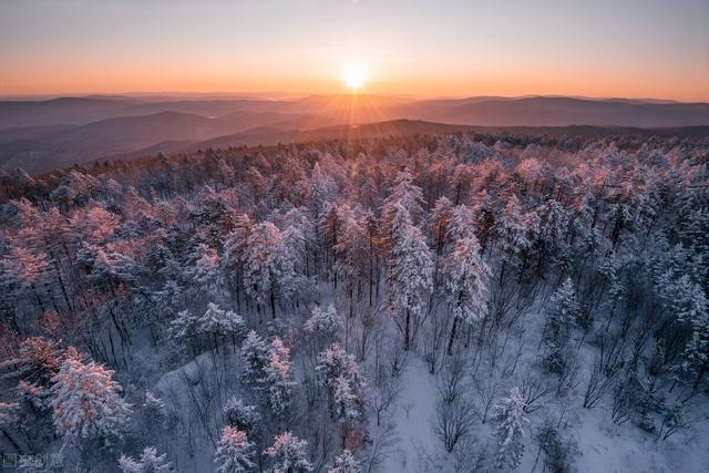 还有些温柔北方的雪景更添了粗狂与凛冬的锋利比起其他的地域霜林挂雪