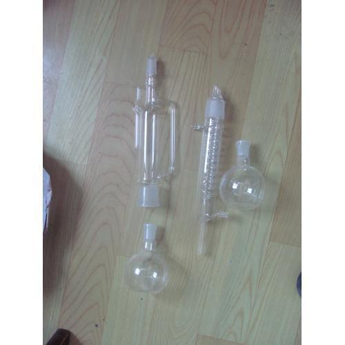 蛇形脂肪抽出器有一支蛇形冷凝管,一支具有虹吸管的抽出筒,一只抽出