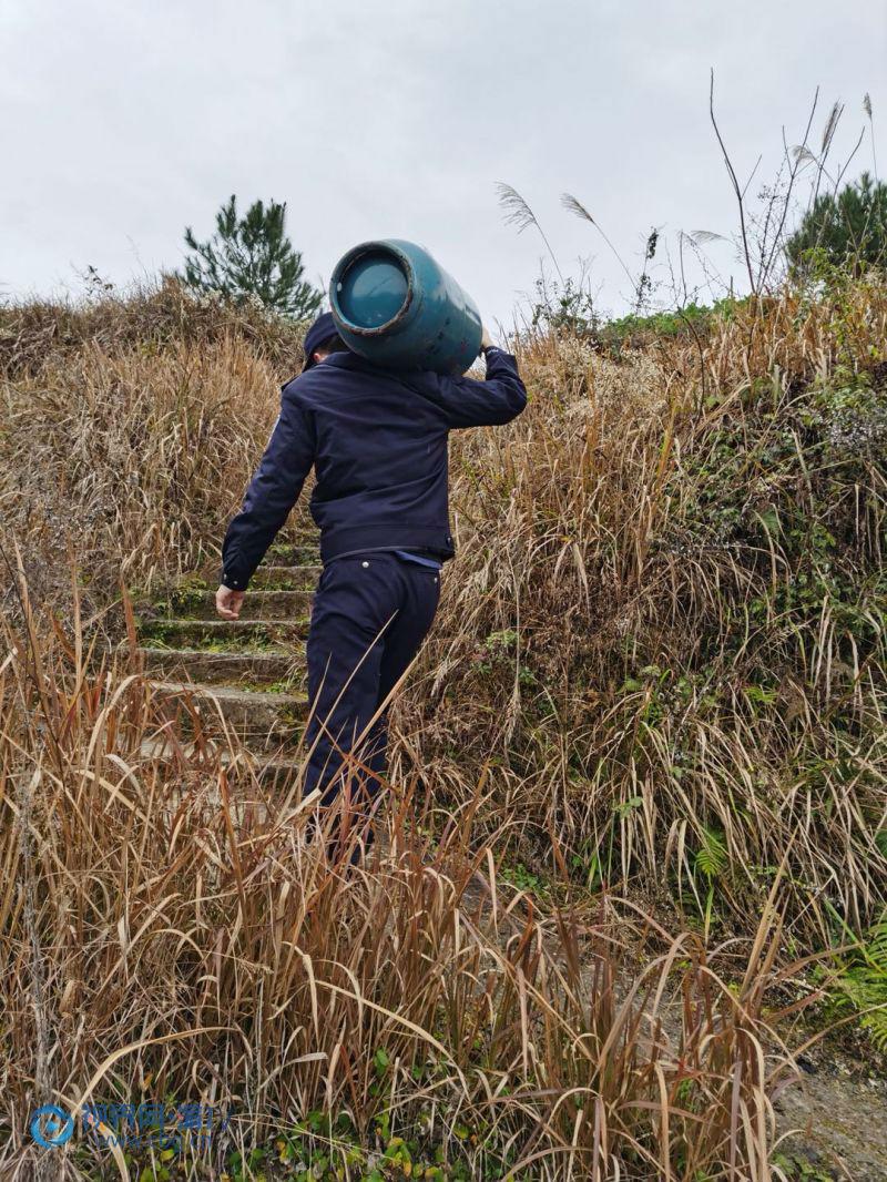那个石梯上扛着液化气罐的背影火了