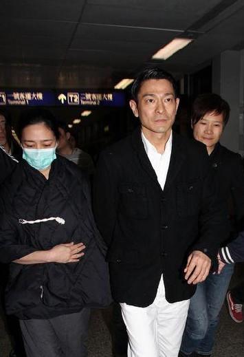 刘德华和朱丽倩公开祭祖的幕后隐情